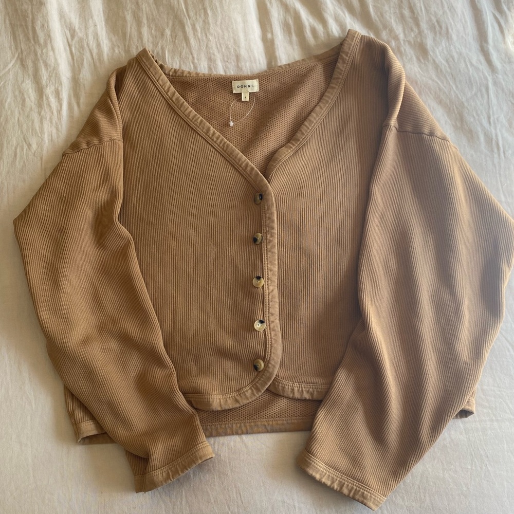 Donni. ribbed cropped cardi - camel
